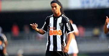 Ronaldinho regresa al Querétaro con casi tres semanas de retraso