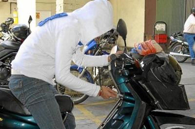 Roban dos motocicletas en calles de Portoviejo