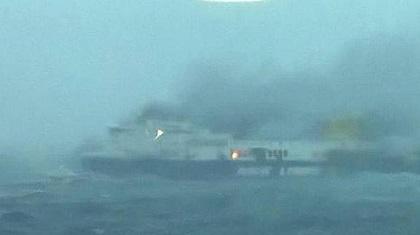 Rescatan a 149 de las 478 personas que viajaban en el ferry incendiado en Grecia