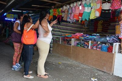 Feria de ropa en Santo Domingo atiende desde horas de la madrugada