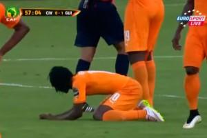 Futbolista de Costa de Marfil enloquece tras ser expulsado de la cancha (VIDEO)