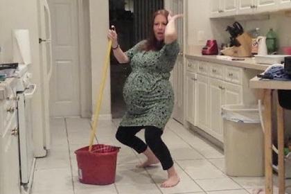 A mujer embarazada se le rompe la fuente mientras bailaba sensualmente