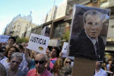 Analizan manchas de sangre en espejo para aclarar muerte del fiscal Nisman
