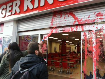 Gerente de Burger King golpea a un niño sirio por comer las sobras de un cliente