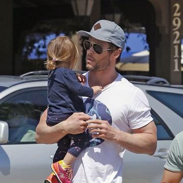 Chris Hemsworth aprende español gracias a su hija