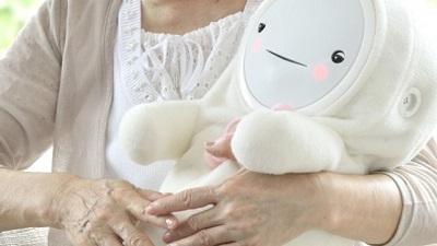 Un bebé robot, la solución japonesa para dar un 'objetivo vital' a ancianos