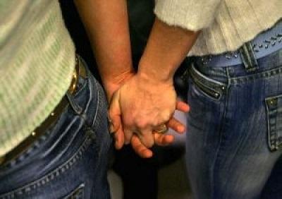 Un gay busca esposa lesbiana como alternativa para salir de la soltería