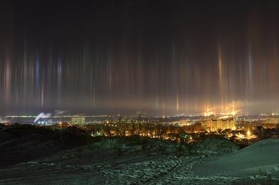 Columnas de luz en el cielo de Rusia