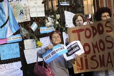 Reclamos por una 'Argentina en paz' en el sepelio del fiscal Nisman