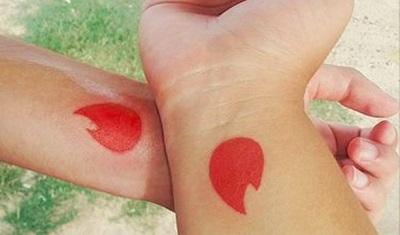 Pareja se tatuó el logo de la red social que los unió
