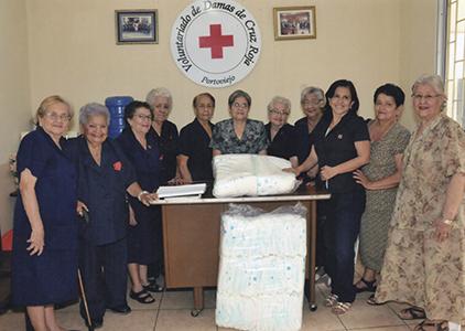 Damas voluntarias de Cruz Roja dan ayuda