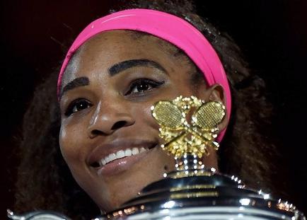 Serena Williams guarda el cañón y besa la Copa por sexta vez