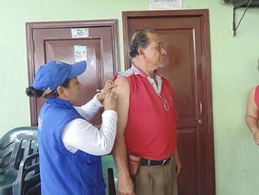 En Parrales y Guale se vacunan contra influenza