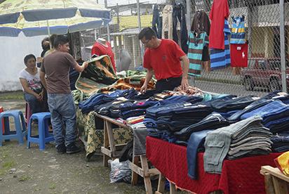 Hubo polémica entre los vendedores de jeans y camisetas