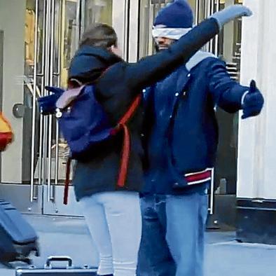 Musulmán solicita abrazos en la calle