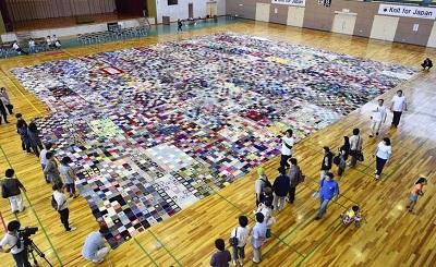 Una manta tejida por víctimas del terremoto de 2011 en Japón bate un Guinness