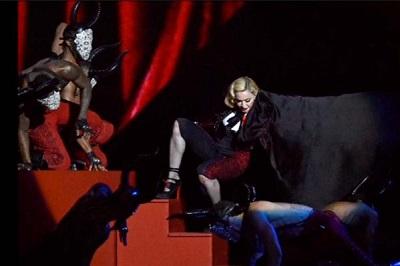 La caída de Madonna en los premios Brit enciende las redes sociales