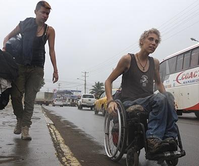 Sin dinero, Albert recorre 75 países en silla de ruedas