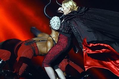 Armani responde a Madonna tras criticar la capa que le hizo caer en los Brit