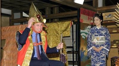 El príncipe Guillermo se disfraza de samurái en Japón