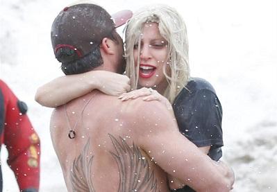 Lady Gaga, su novio y Vince Vaughn se zambullen en las heladas aguas del Lago Michigan en EE.UU.