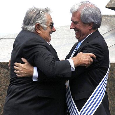 Mujica devolvió banda presidencial a Vázquez