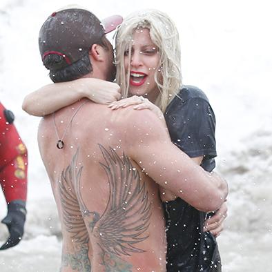 Lady Gaga y Vince Vaughn se sumergen en un lago helado por solidaridad