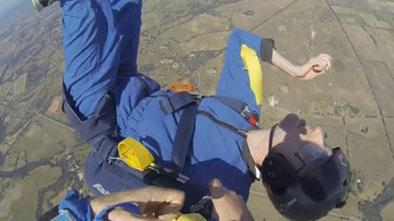 Sufre ataque de epilepsia mientras hacía paracaidismo (VIDEO)