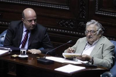 Mujica asume su escaño parlamentario dos días después de dejar la Presidencia