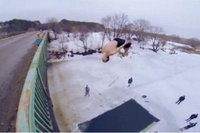 Jóvenes saltan desde un puente hacia un río congelado (VIDEO)