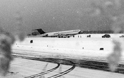 Avión se sale de pista al aterrizar en N.York en medio de tormenta de nieve