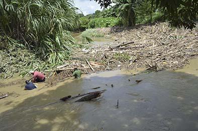 Sigue limpieza de escombros en el río Garrapata