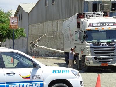 Camión se estrella contra un poste en barrio de Manta