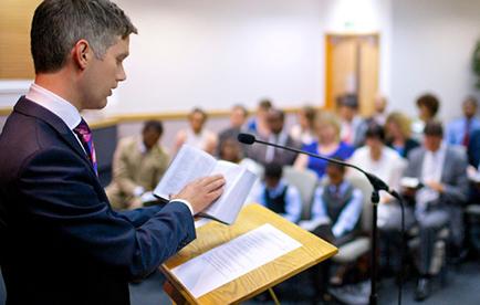 Testigos de Jehová alistan ceremonia y conferencia