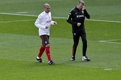 Pepe entrena aparte del resto de sus compañeros con la selección portuguesa
