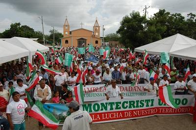Decenas de personas se movilizan para defender el territorio de Montecristi