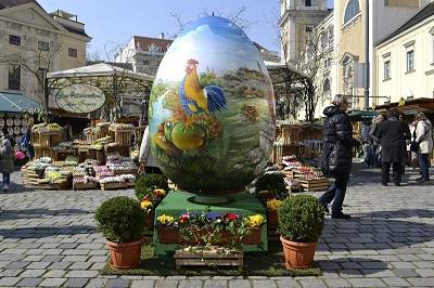 La montaña más grande de huevos de pascua se alza en Viena