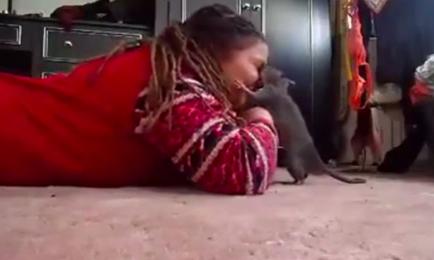 Joven besa y juega con una rata de gambia