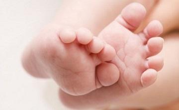 Le amputan un pie a una niña recién nacida tras error médico