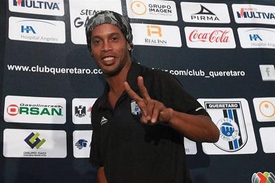 Ronaldinho aún no piensa en retirarse del fútbol