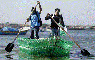 Jóvenes desempleados construyen embarcación con botellas de plástico