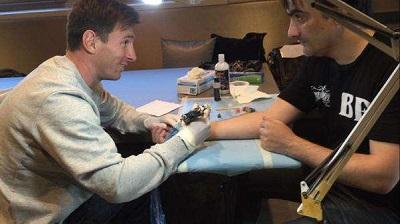 Messi le 'dibujó' un '10' a su tatuador personal