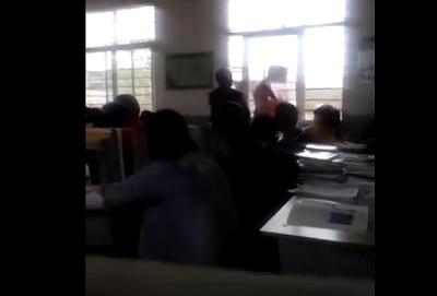 Profesor agrede 'salvajemente' a una estudiante (Video)