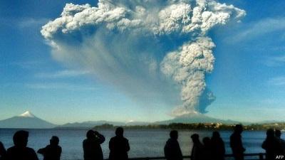 Volcán Calbuco entra en erupción y ordenan evacuación de alrededores