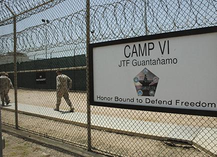 10 presos salen de Guantánamo