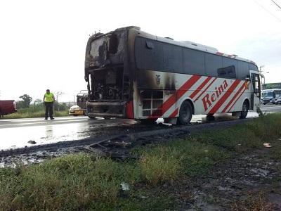 Bus de servicio interprovincial se incendia