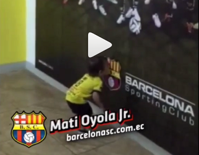 Hijo de Matías Oyola muestra su amor por Barcelona besando el escudo del equipo (VIDEO)