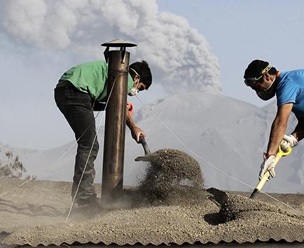 Ceniza de volcán afecta en 3 países