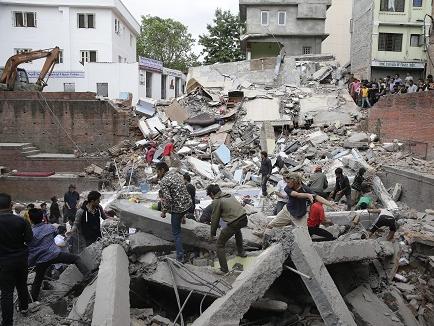 Más de un millar de muertos en el terremoto en Nepal