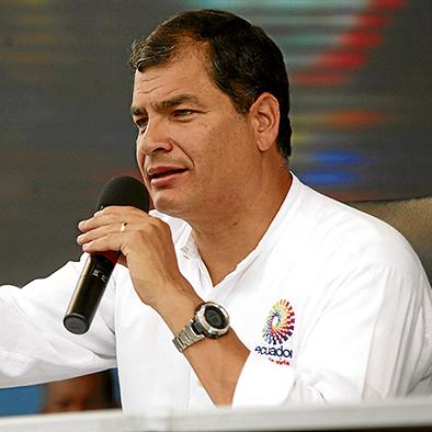 Correa viaja hoy al vaticano